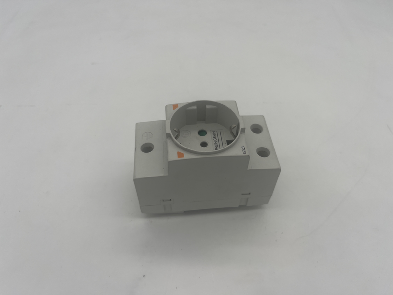 Presa�Merlin Gerin 15303�italiana standard con piastra di chiusura 250V 16A 15303