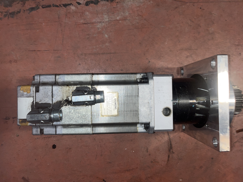 3-Motor 1FK7063-5AF71-1GHO  No.YF SN31 0470 02 001  Mo 11,0 Nm l0  8,0 A n  max 7200/min  MN 6,5 Nm  IN 5,0 A  N 3000/min 1FK7063-5AF71-1GHO