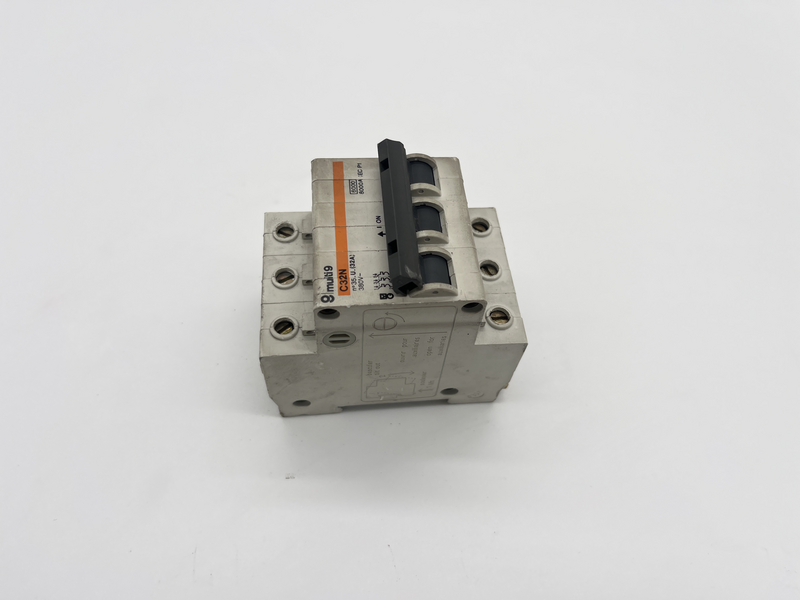 INTERRUTTORE MAGNETOTERMICO 20138