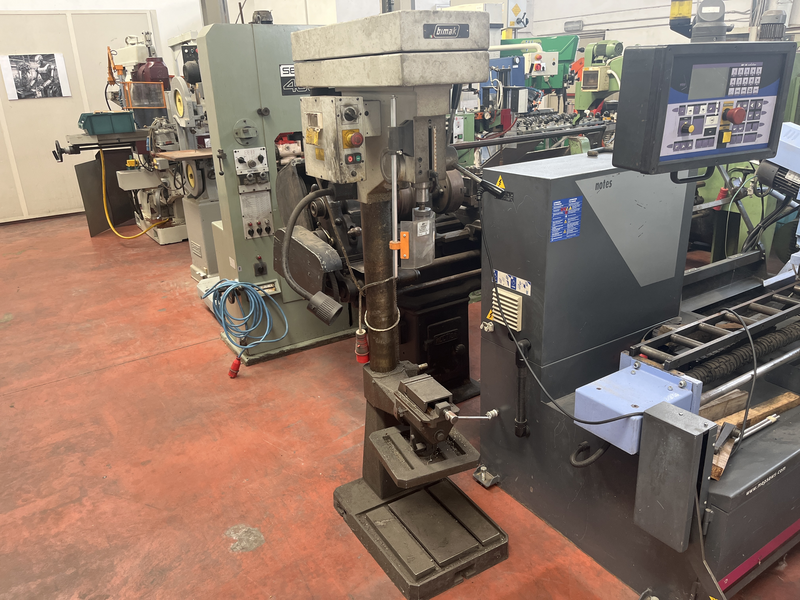 Trapano a colonna a norma usato capacità di foratura: 25 mm;velocità mandrino da 135 a 1900 rpm completo di ripari anti infortunistici 25tm