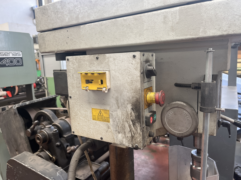 Trapano a colonna a norma usato capacità di foratura: 25 mm;velocità mandrino da 135 a 1900 rpm completo di ripari anti infortunistici