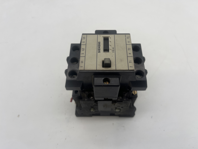 phase IEC rated contactor used for the control of electric motors. It is rated 10 HP at 230V and 25 HP at 460V 3tb 44 17-0a
