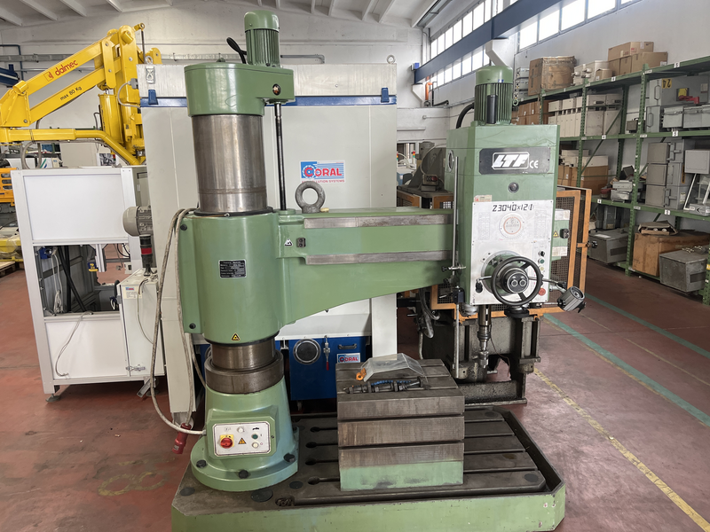 Trapano radiale tipo:40x1250 foratura massima:40mm corsa laterale:1250 mm;il trapano è a norma CE,completo di tavola di fissaggio e set di utensili