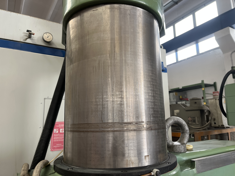 Trapano radiale tipo:40x1250 foratura massima:40mm corsa laterale:1250 mm;il trapano è a norma CE,completo di tavola di fissaggio e set di utensili