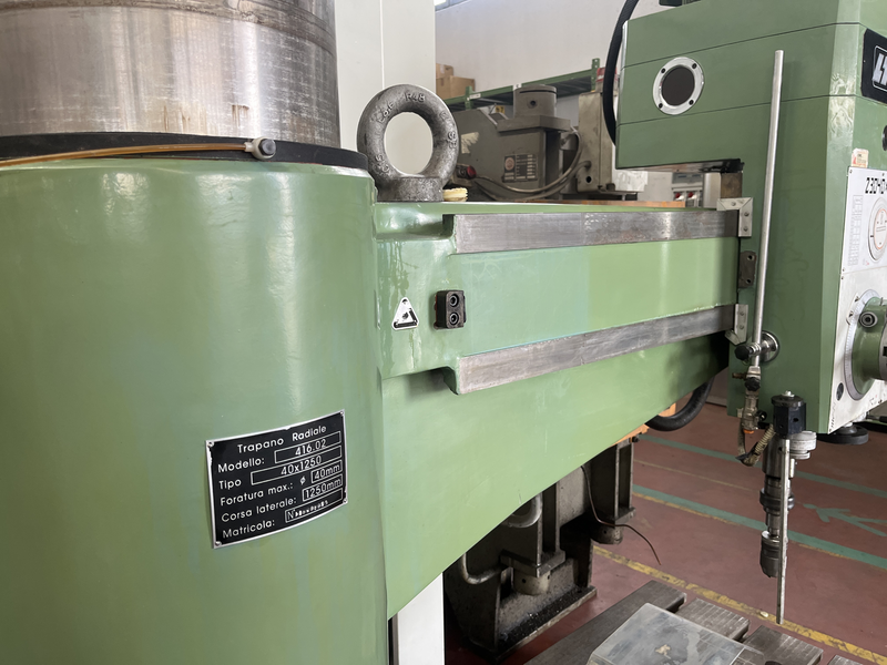 Trapano radiale tipo:40x1250 foratura massima:40mm corsa laterale:1250 mm;il trapano è a norma CE,completo di tavola di fissaggio e set di utensili