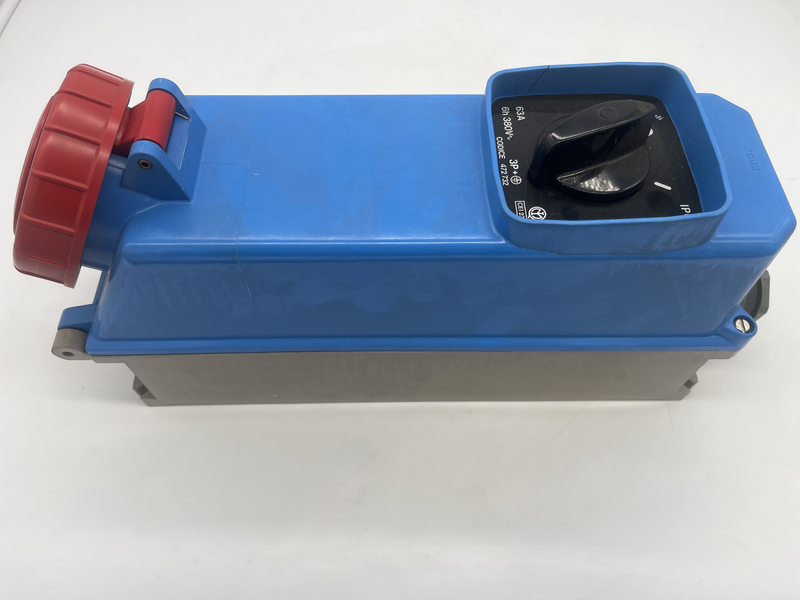 INTERLOCKED SOCKED-OUTLET WITH FUSES IN INSULATING ENCLOSURES 472 732