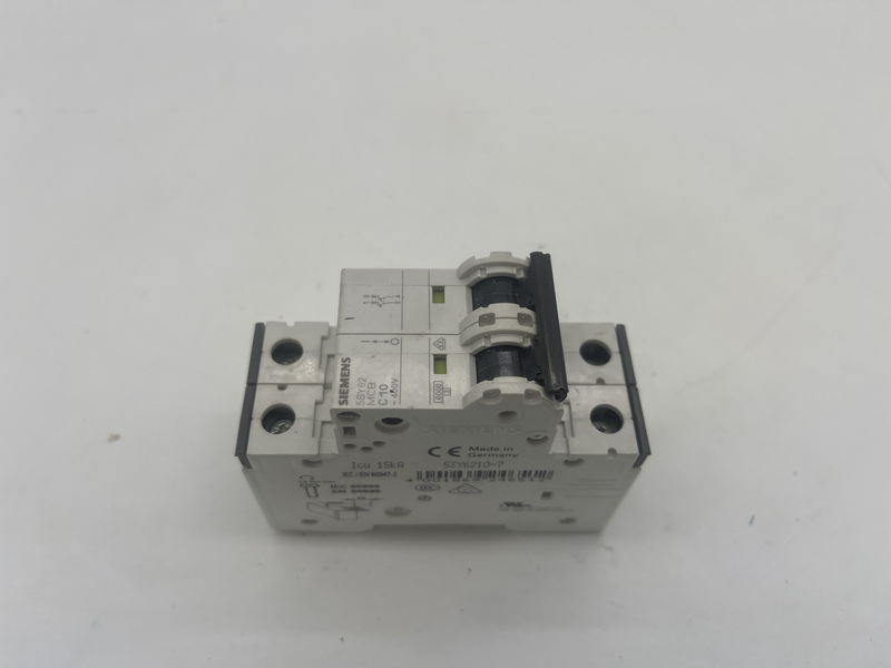 Interruttore di protezione da linea 400V 6kA, a 2 poli, C, 8A, T=70mm 5sy6210-7