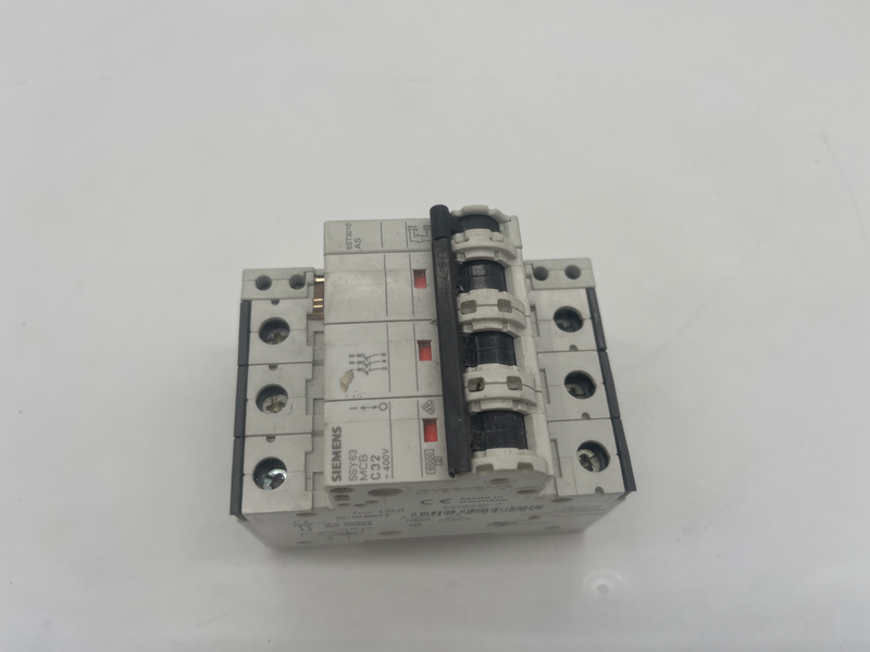 Interruttore magnetotermico 400V 6kA, a 3 poli, C, 32A, P=70mm 5sy6332-7
