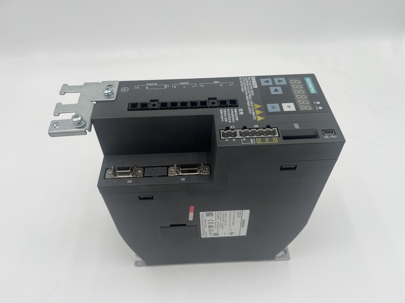 Servoazionamento SINAMICS V90 serie 6SL3 Siemens, con potenza nominale di 0,75 KW integrati con raffreddamento a convezione naturale 6sl3210-5fe10-8uf0