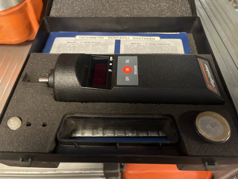 Microcomputer contact tachometer range 0.2% 30000 rpm 8802.001