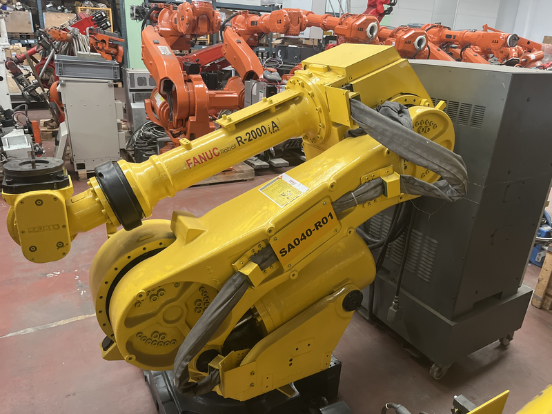 ROBOT ANTROPOMORFO R-2000iA ASSI:6 SBRACCIO:2000 kg PORTATA AL POLSO:165 kg PREDISPOSIZIONE:MANIPOLAZIONE ANNO DI COSTRUZIONE:2002 COMPLETO DI:CAVI DI ALIMENTAZIONE-QUADRO ELETTRICO-TASTIERINO DI PROGRAMMAZIONE ROBOT RICONDIZIONATO(RIVERNICIATO,OLII DEI RIDUTTORI CAMBIATI,BATTERIE A TAMPONE SOSTITUITE)
