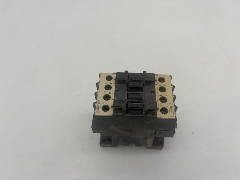INTERRUTTORE DI PROTEZIONE CON TENSIONE DI 230V E CORRENTE 9A BF9