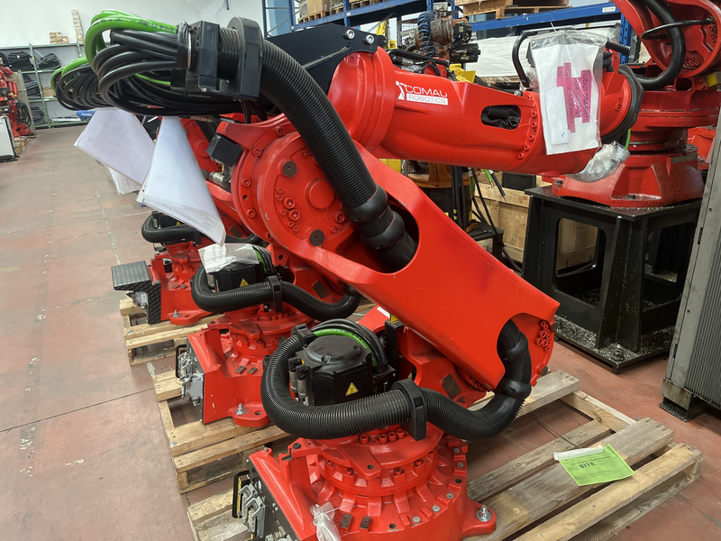 Robot SMART-5 NJ4-90-2.2-I  ASSI:6 SBRACCIO:2200 mm PORTATA AL POLSO:90 kg PREDISPOSIZIONE:SALDATURA COMPLETO DI:-CABLAGGI DI ALIMENTAZIONE-TASTIERINO-QUADRO ELETTRICO VERSIONE C5G ANNO DI FABBRICAZIONE:2014 CR82360100