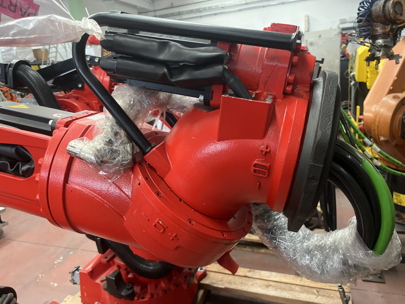 Robot SMART-5 NJ4-90-2.2-I  ASSI:6 SBRACCIO:2200 mm PORTATA AL POLSO:90 kg PREDISPOSIZIONE:SALDATURA COMPLETO DI:-CABLAGGI DI ALIMENTAZIONE-TASTIERINO-QUADRO ELETTRICO VERSIONE C5G ANNO DI FABBRICAZIONE:2014