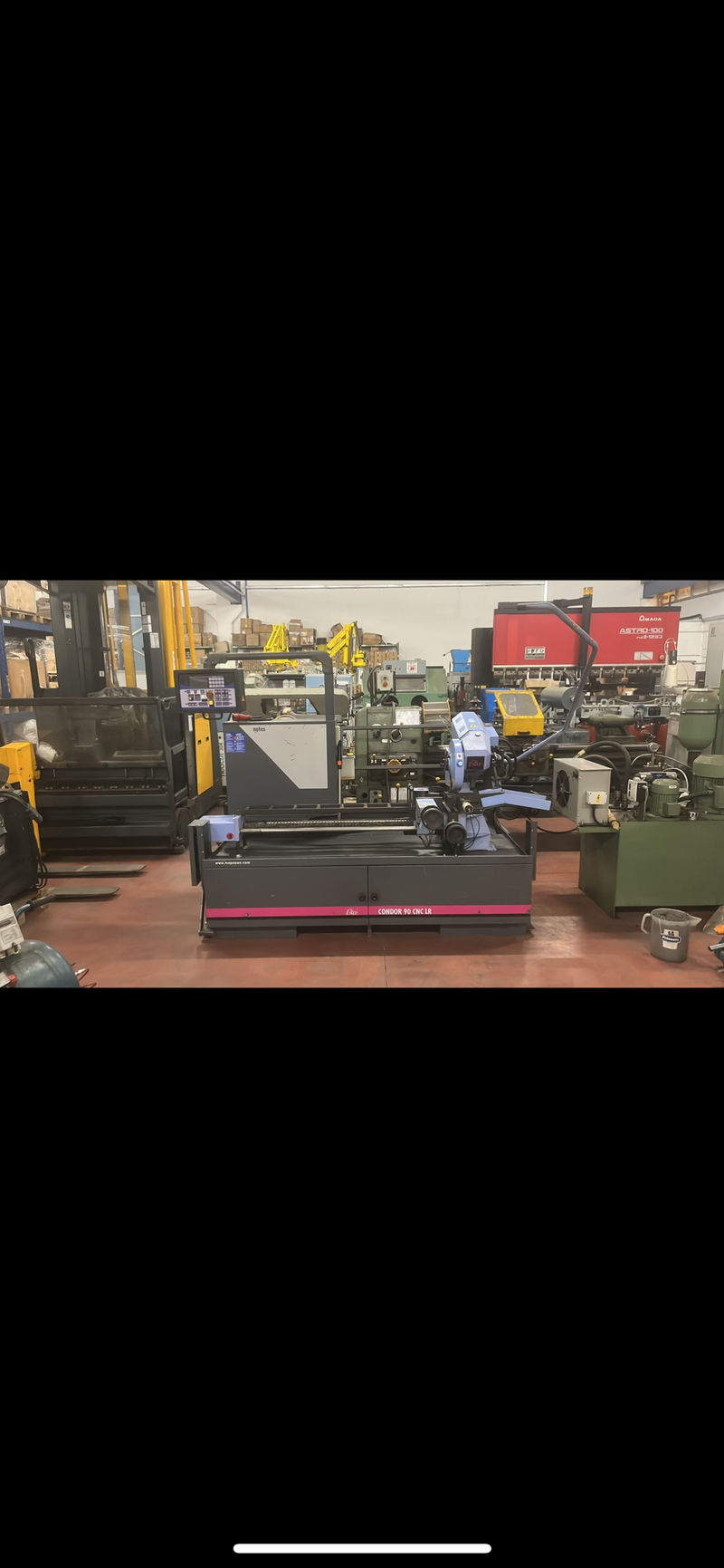 Sega circolare automatica cnc per metallo diametro lama:300 mm spessore lama:3,4 mm altezza lama :32 mm Capacità di taglio a 90° - Sezione rotonda: fino a ~ 90 mm    - Sezione quadrata: ~ 80 x 80 mm    - Sezione piana / rettangolare: fino a ~ 80 x 10-80 mm / altri valori a seconda dell’orientamento del pezzo   Velocità lama Circa 30-60 rpm (o m/min) a seconda delle condizioni / configurazione   Potenza motore ~ 1,8 kW   Dimensioni esterne Approssimativamente 2.500 × 1.900 × 1.780-1.910 mm (L × P × A)   Peso Circa 600 kg   Caratteristiche aggiuntive / accessori Morsetti pneumatici (pneumatic vices)  Alimentazione automatica del materiale con controllo posizione (bar-loader) mod. CB6000 in alcuni casi  Pannello di controllo orientabile a braccio (swing-arm) con controllo CNC MEP  Aspirazione polvere / estrattore trucioli mobile in alcuni esemplari  Corsa singola fino a ~ 1.000 mm; possibilità di colpi multipli (multiple stroke)   Tensione / Alimentazione Spesso 400 V (trifase) velocità lama : Circa 30-60 rpm Potenza motore:1,8 kw Condor 90 cnc lr
