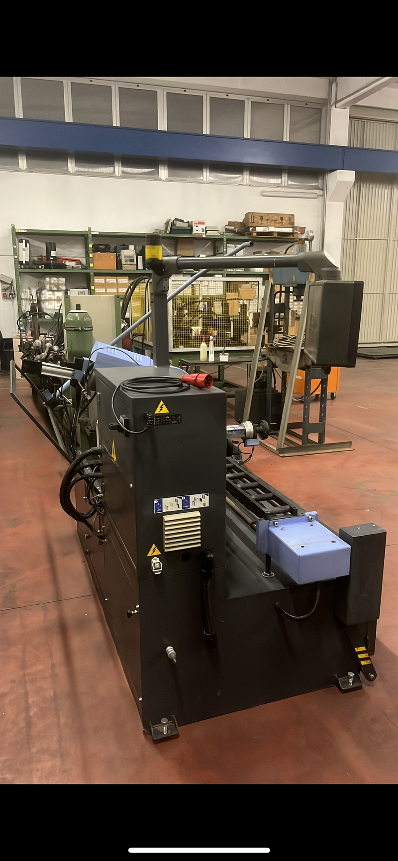 Sega circolare automatica cnc per metallo diametro lama:300 mm spessore lama:3,4 mm altezza lama :32 mm Capacità di taglio a 90° - Sezione rotonda: fino a ~ 90 mm    - Sezione quadrata: ~ 80 x 80 mm    - Sezione piana / rettangolare: fino a ~ 80 x 10-80 mm / altri valori a seconda dell’orientamento del pezzo   Velocità lama Circa 30-60 rpm (o m/min) a seconda delle condizioni / configurazione   Potenza motore ~ 1,8 kW   Dimensioni esterne Approssimativamente 2.500 × 1.900 × 1.780-1.910 mm (L × P × A)   Peso Circa 600 kg   Caratteristiche aggiuntive / accessori Morsetti pneumatici (pneumatic vices)  Alimentazione automatica del materiale con controllo posizione (bar-loader) mod. CB6000 in alcuni casi  Pannello di controllo orientabile a braccio (swing-arm) con controllo CNC MEP  Aspirazione polvere / estrattore trucioli mobile in alcuni esemplari  Corsa singola fino a ~ 1.000 mm; possibilità di colpi multipli (multiple stroke)   Tensione / Alimentazione Spesso 400 V (trifase) velocità lama : Circa 30-60 rpm Potenza motore:1,8 kw