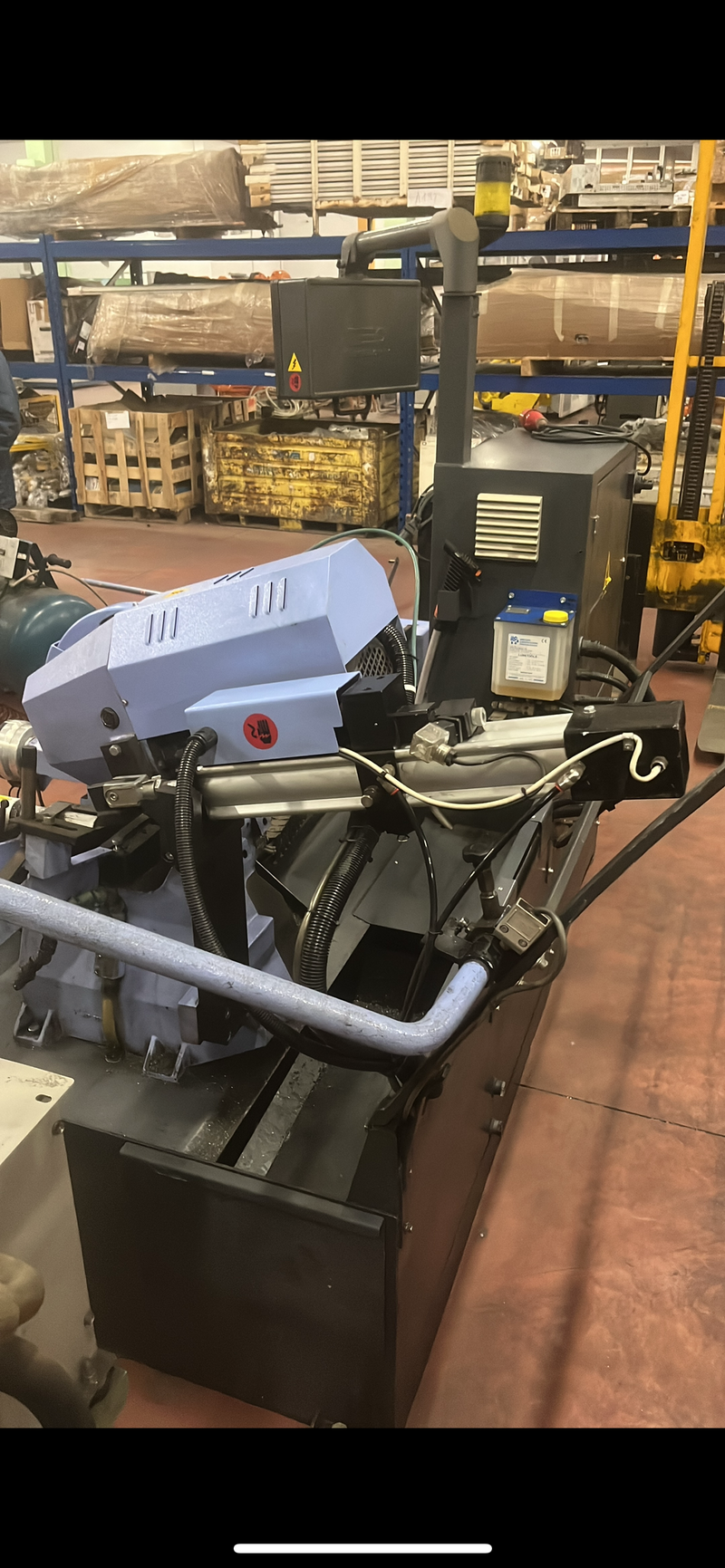 Sega circolare automatica cnc per metallo diametro lama:300 mm spessore lama:3,4 mm altezza lama :32 mm Capacità di taglio a 90° - Sezione rotonda: fino a ~ 90 mm    - Sezione quadrata: ~ 80 x 80 mm    - Sezione piana / rettangolare: fino a ~ 80 x 10-80 mm / altri valori a seconda dell’orientamento del pezzo   Velocità lama Circa 30-60 rpm (o m/min) a seconda delle condizioni / configurazione   Potenza motore ~ 1,8 kW   Dimensioni esterne Approssimativamente 2.500 × 1.900 × 1.780-1.910 mm (L × P × A)   Peso Circa 600 kg   Caratteristiche aggiuntive / accessori Morsetti pneumatici (pneumatic vices)  Alimentazione automatica del materiale con controllo posizione (bar-loader) mod. CB6000 in alcuni casi  Pannello di controllo orientabile a braccio (swing-arm) con controllo CNC MEP  Aspirazione polvere / estrattore trucioli mobile in alcuni esemplari  Corsa singola fino a ~ 1.000 mm; possibilità di colpi multipli (multiple stroke)   Tensione / Alimentazione Spesso 400 V (trifase) velocità lama : Circa 30-60 rpm Potenza motore:1,8 kw