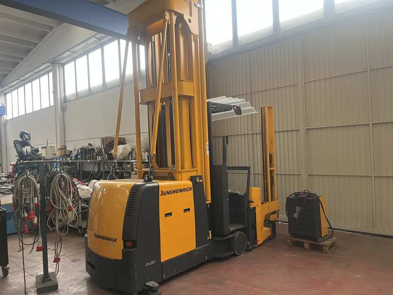 Carrello elevatore commissionatore trilaterale Portata: tra 1 250 e 1 500 kg Navigazione semi-automatica (opzionale): incrementa le prestazioni fino al 25% utilizzando sistemi come RFID e il Jungheinrich Logistics Interface Teach-in” per magazzino: il carrello “impara” la configurazione del magazzino per ottimizzare i movimenti. Include anche diagnosi di manutenzione tramite modem e notifiche programmate Tecnologia 80 V a corrente alternata trifase, con motori sincroni ad alta efficienza e a bassa manutenzione Sistema CAN-Bus: controller elettronico interno che offre integrazione con molteplici funzioni e sicurezza;capacità di trazione:7,6 kw anno costruzione 2008 EKX 513