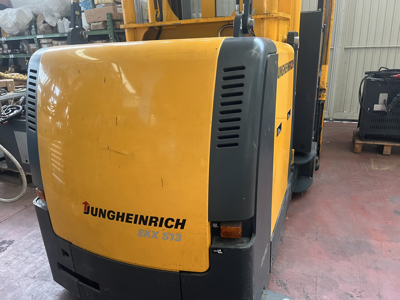 Carrello elevatore commissionatore trilaterale Portata: tra 1 250 e 1 500 kg Navigazione semi-automatica (opzionale): incrementa le prestazioni fino al 25% utilizzando sistemi come RFID e il Jungheinrich Logistics Interface Teach-in” per magazzino: il carrello “impara” la configurazione del magazzino per ottimizzare i movimenti. Include anche diagnosi di manutenzione tramite modem e notifiche programmate Tecnologia 80 V a corrente alternata trifase, con motori sincroni ad alta efficienza e a bassa manutenzione Sistema CAN-Bus: controller elettronico interno che offre integrazione con molteplici funzioni e sicurezza;capacità di trazione:7,6 kw anno costruzione 2008