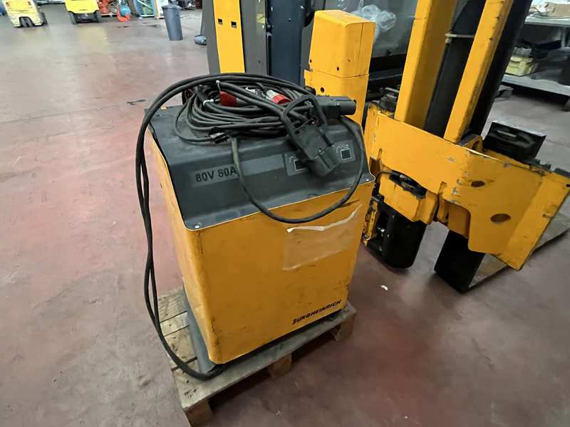 Carrello elevatore commissionatore trilaterale Portata: tra 1 250 e 1 500 kg Navigazione semi-automatica (opzionale): incrementa le prestazioni fino al 25% utilizzando sistemi come RFID e il Jungheinrich Logistics Interface Teach-in” per magazzino: il carrello “impara” la configurazione del magazzino per ottimizzare i movimenti. Include anche diagnosi di manutenzione tramite modem e notifiche programmate Tecnologia 80 V a corrente alternata trifase, con motori sincroni ad alta efficienza e a bassa manutenzione Sistema CAN-Bus: controller elettronico interno che offre integrazione con molteplici funzioni e sicurezza;capacità di trazione:7,6 kw anno costruzione 2008