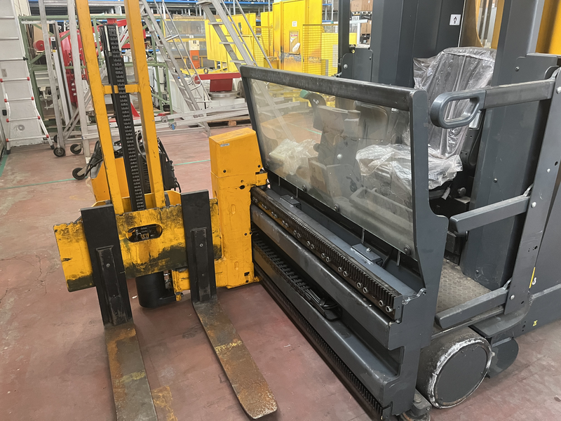 Carrello elevatore commissionatore trilaterale Portata: tra 1 250 e 1 500 kg Navigazione semi-automatica (opzionale): incrementa le prestazioni fino al 25% utilizzando sistemi come RFID e il Jungheinrich Logistics Interface Teach-in” per magazzino: il carrello “impara” la configurazione del magazzino per ottimizzare i movimenti. Include anche diagnosi di manutenzione tramite modem e notifiche programmate Tecnologia 80 V a corrente alternata trifase, con motori sincroni ad alta efficienza e a bassa manutenzione Sistema CAN-Bus: controller elettronico interno che offre integrazione con molteplici funzioni e sicurezza;capacità di trazione:7,6 kw anno costruzione 2008
