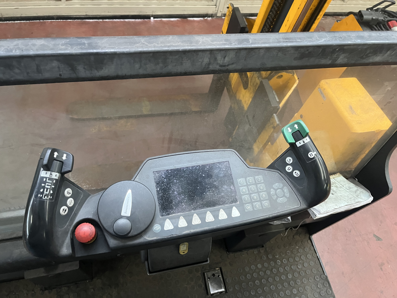 Carrello elevatore commissionatore trilaterale Portata: tra 1 250 e 1 500 kg Navigazione semi-automatica (opzionale): incrementa le prestazioni fino al 25% utilizzando sistemi come RFID e il Jungheinrich Logistics Interface Teach-in” per magazzino: il carrello “impara” la configurazione del magazzino per ottimizzare i movimenti. Include anche diagnosi di manutenzione tramite modem e notifiche programmate Tecnologia 80 V a corrente alternata trifase, con motori sincroni ad alta efficienza e a bassa manutenzione Sistema CAN-Bus: controller elettronico interno che offre integrazione con molteplici funzioni e sicurezza;capacità di trazione:7,6 kw anno costruzione 2008