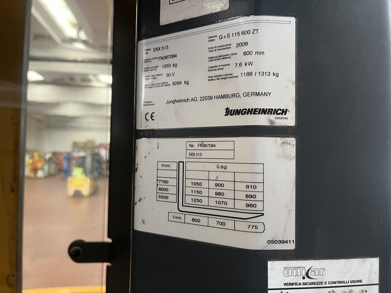 Carrello elevatore commissionatore trilaterale Portata: tra 1 250 e 1 500 kg Navigazione semi-automatica (opzionale): incrementa le prestazioni fino al 25% utilizzando sistemi come RFID e il Jungheinrich Logistics Interface Teach-in” per magazzino: il carrello “impara” la configurazione del magazzino per ottimizzare i movimenti. Include anche diagnosi di manutenzione tramite modem e notifiche programmate Tecnologia 80 V a corrente alternata trifase, con motori sincroni ad alta efficienza e a bassa manutenzione Sistema CAN-Bus: controller elettronico interno che offre integrazione con molteplici funzioni e sicurezza;capacità di trazione:7,6 kw anno costruzione 2008