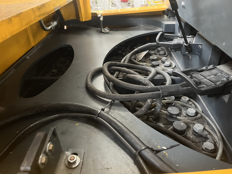 Carrello elevatore commissionatore trilaterale Portata: tra 1 250 e 1 500 kg Navigazione semi-automatica (opzionale): incrementa le prestazioni fino al 25% utilizzando sistemi come RFID e il Jungheinrich Logistics Interface Teach-in” per magazzino: il carrello “impara” la configurazione del magazzino per ottimizzare i movimenti. Include anche diagnosi di manutenzione tramite modem e notifiche programmate Tecnologia 80 V a corrente alternata trifase, con motori sincroni ad alta efficienza e a bassa manutenzione Sistema CAN-Bus: controller elettronico interno che offre integrazione con molteplici funzioni e sicurezza;capacità di trazione:7,6 kw anno costruzione 2008