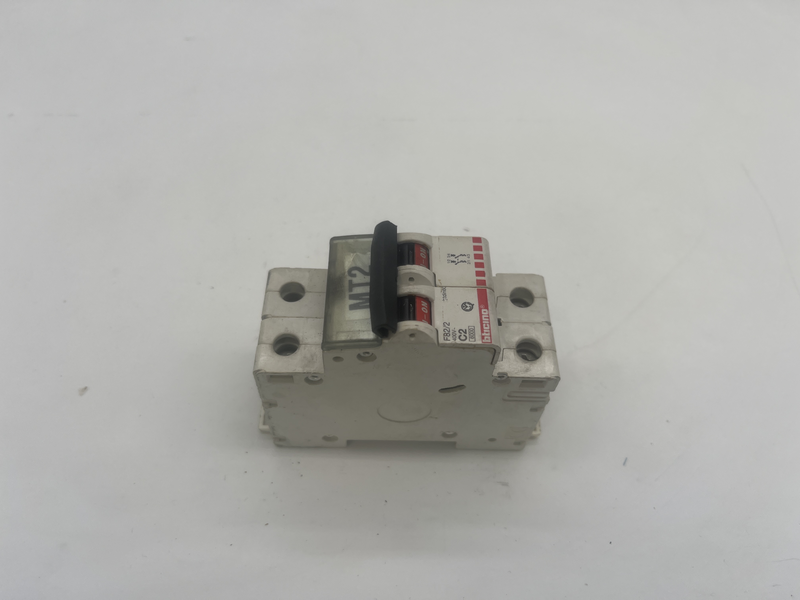 INTERRUTTORE GENERALE CON TENSIONE 230V E CORRENTE DI 2 A F82/2 C2