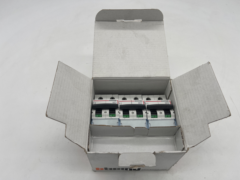 Interruttore magnetotermico modulare Norma di Riferimento, CEI EN 60898-1. Tensione, 400Vac. Corrente In, 50A. Potere di interruzione Icn, 10kA. Curva d\'intervento,c confezione da 3 pezzi Fh82c50