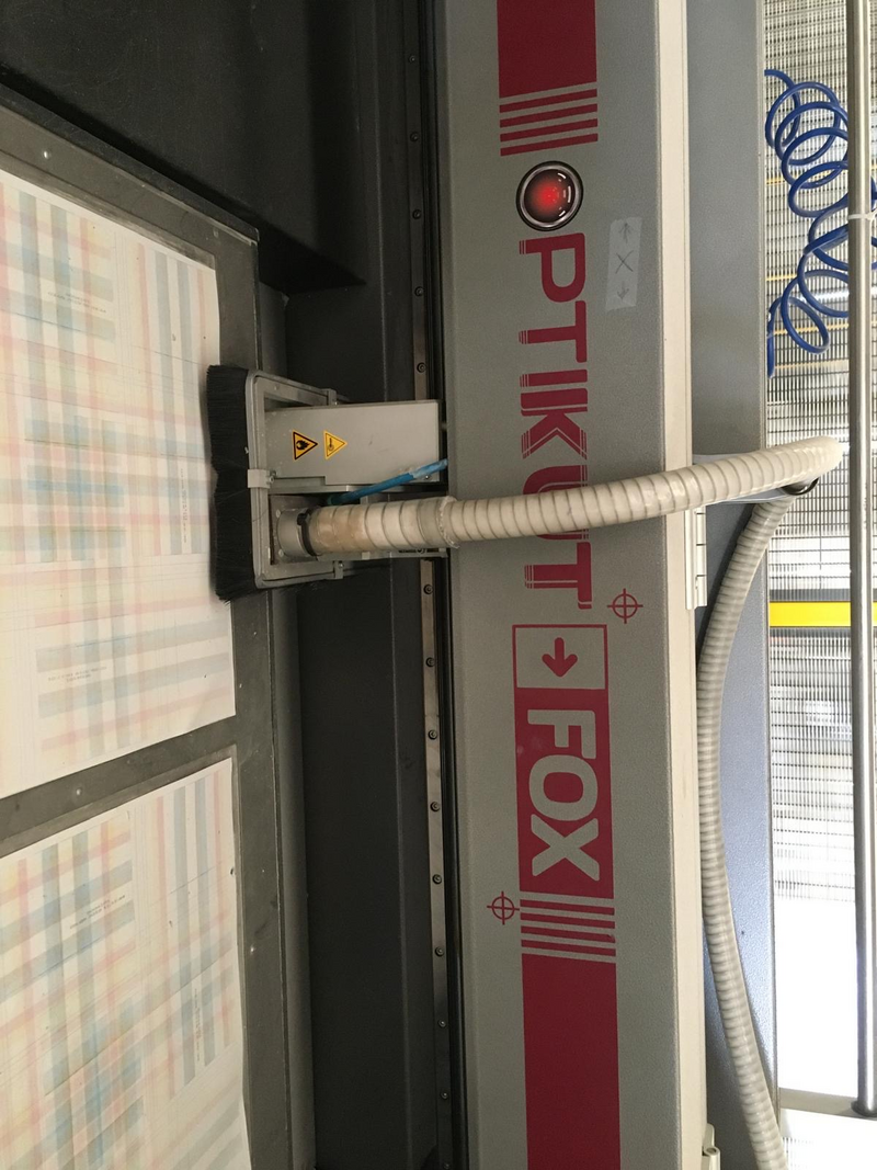 Laser di taglio 100w ideale per incisione e taglio di materiali leggeri — peso ~560 kg ingombri tavola:800x800 mm