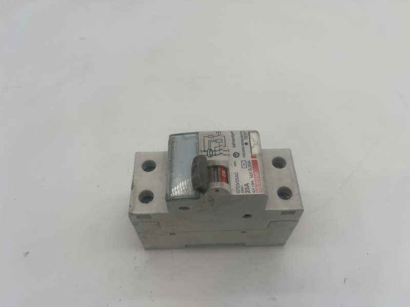 INTERRUTTORE PER APPLICAZIONI INDUSTRIALI TENSIONE 400V E CORRENTE DI 25A G723/25AC