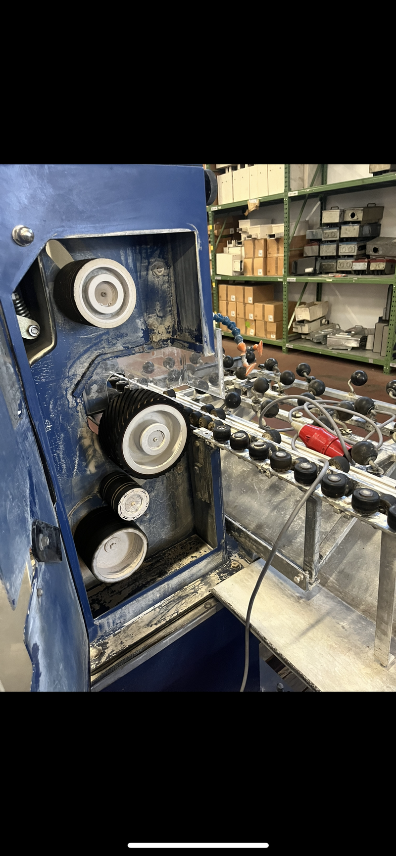 Levigatrice a nastro per vetro altezza di lavoro(supporto vetro):1020 mm Larghezza massima del sistema / capacità massima in larghezza vetro:2500 mm profondità massima del sistema:1030 mm altezza massima complessiva:1580 mm alimentazione 380v macchinario usato a norma anno di costruzione 2005