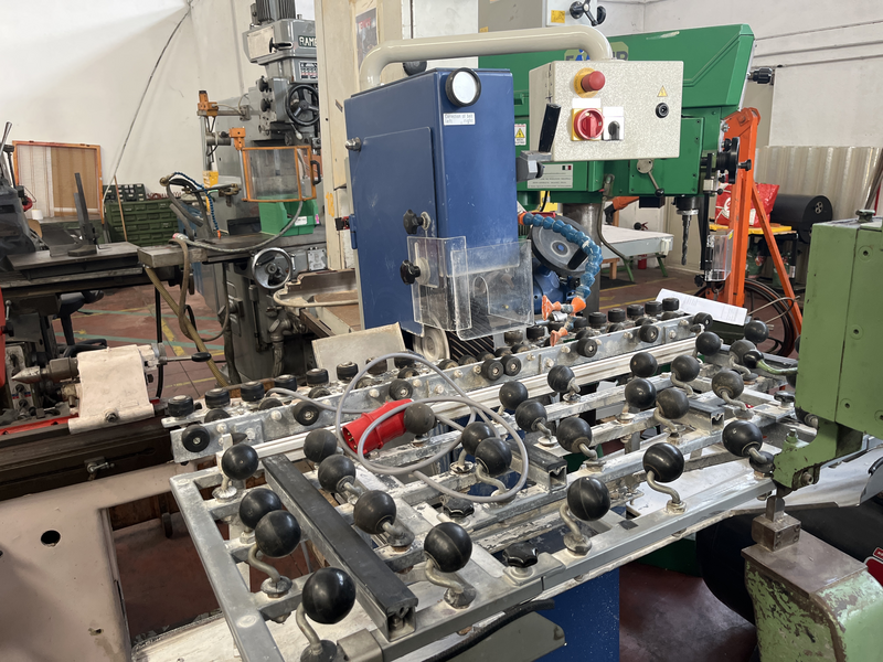 Levigatrice a nastro per vetro altezza di lavoro(supporto vetro):1020 mm Larghezza massima del sistema / capacità massima in larghezza vetro:2500 mm profondità massima del sistema:1030 mm altezza massima complessiva:1580 mm alimentazione 380v macchinario usato a norma anno di costruzione 2005