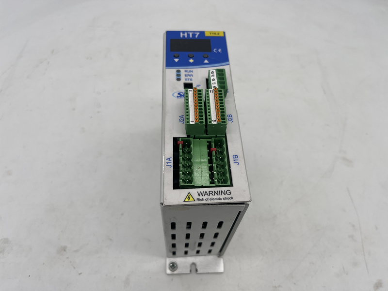 SERVO DRIVE Alimentazione singola o con potenza e logica separate Gestione Encoder 8 digital input 6 digital output 2 analog input Programmi di posizionamento memorizzabili Logic Function PLC Tutti i connettori sul pannello frontale HT7