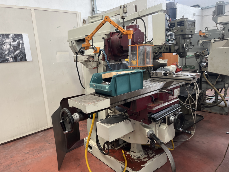 Fresatrice universale visualizzata 3 assi ;corsa trasversale:500 mm corsa tavola:1100 mm corsa verticale:550 mm banchina girevole;il macchinario è a norma CE e ripari anti infortunistici,modello visualizzatore fagor innova. Hu300