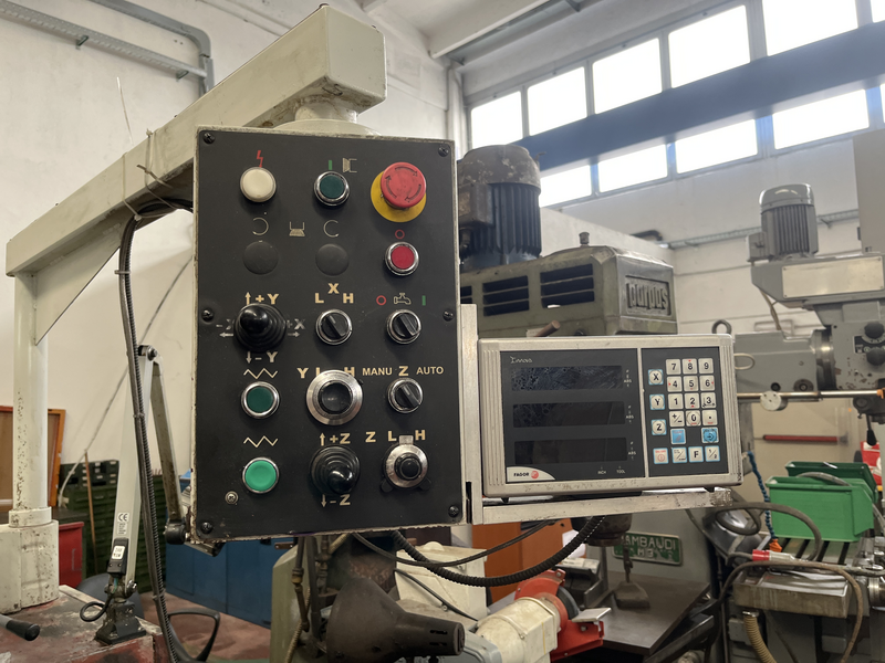 Fresatrice universale visualizzata 3 assi ;corsa trasversale:500 mm corsa tavola:1100 mm corsa verticale:550 mm banchina girevole;il macchinario è a norma CE e ripari anti infortunistici,modello visualizzatore fagor innova.