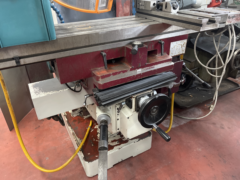 Fresatrice universale visualizzata 3 assi ;corsa trasversale:500 mm corsa tavola:1100 mm corsa verticale:550 mm banchina girevole;il macchinario è a norma CE e ripari anti infortunistici,modello visualizzatore fagor innova.