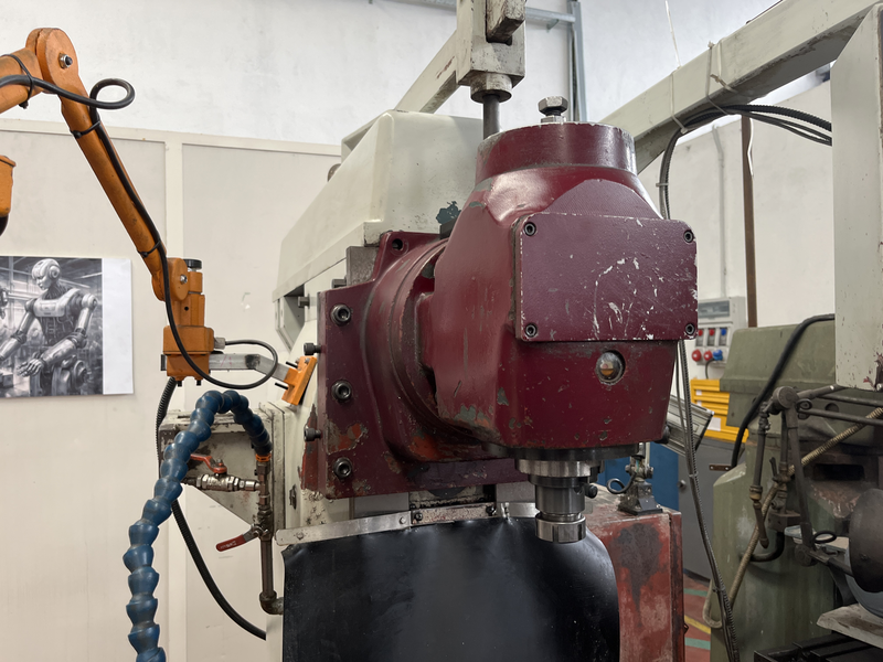Fresatrice universale visualizzata 3 assi ;corsa trasversale:500 mm corsa tavola:1100 mm corsa verticale:550 mm banchina girevole;il macchinario è a norma CE e ripari anti infortunistici,modello visualizzatore fagor innova.