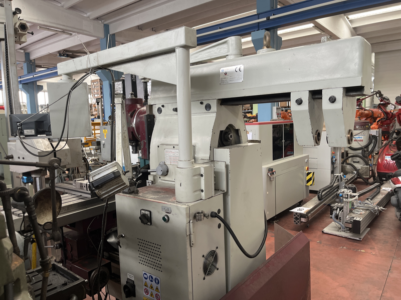 Fresatrice universale visualizzata 3 assi ;corsa trasversale:500 mm corsa tavola:1100 mm corsa verticale:550 mm banchina girevole;il macchinario è a norma CE e ripari anti infortunistici,modello visualizzatore fagor innova.