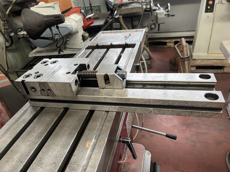Fresatrice universale visualizzata 3 assi ;corsa trasversale:500 mm corsa tavola:1100 mm corsa verticale:550 mm banchina girevole;il macchinario è a norma CE e ripari anti infortunistici,modello visualizzatore fagor innova.