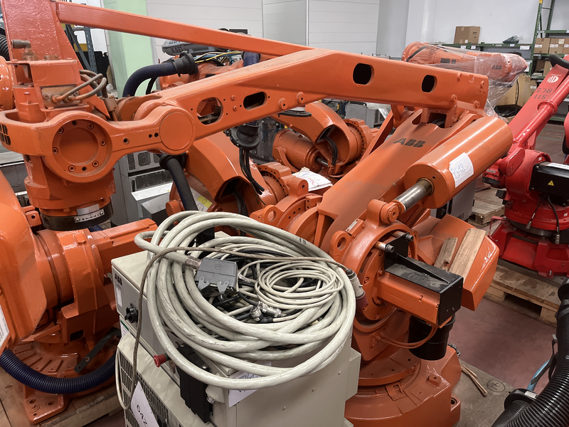 ROBOT PALLETTIZZATORE IRB640 M2000 SBRACCIO:2905 PORTATA AL POLSO:160 kg ANNO DI COSTRUZIONE:2010 PREDISPOSIZIONE:PALLETTIZZAZIONE COMPLETO DI:QUADRO ELETTRICO-CAVI DI ALIMENTAZIONE-TASTIERINO DI PROGRAMMAZIONE ROBOT RICONDIZIONATO(VERNICIATO-OLII DEI RIDUTTORI SOSTITUITI-BATTERIE A TAMPONE SOSTITUITE) IRB640 M2000