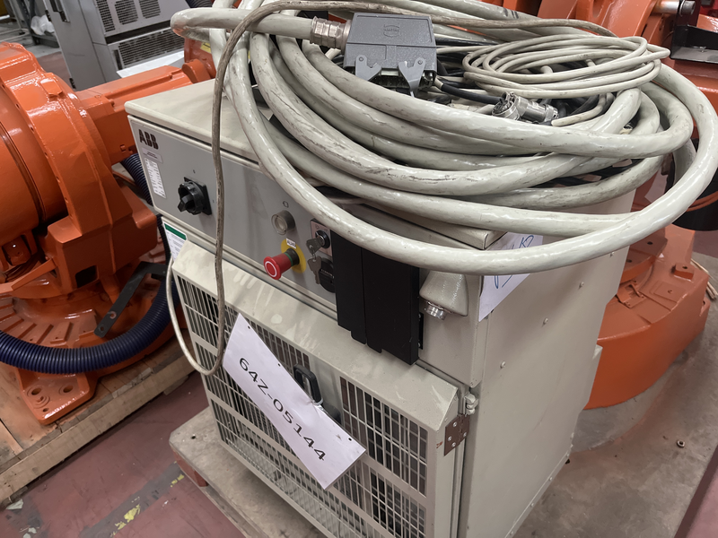 ROBOT PALLETTIZZATORE IRB640 M2000 SBRACCIO:2905 PORTATA AL POLSO:160 kg ANNO DI COSTRUZIONE:2010 PREDISPOSIZIONE:PALLETTIZZAZIONE COMPLETO DI:QUADRO ELETTRICO-CAVI DI ALIMENTAZIONE-TASTIERINO DI PROGRAMMAZIONE ROBOT RICONDIZIONATO(VERNICIATO-OLII DEI RIDUTTORI SOSTITUITI-BATTERIE A TAMPONE SOSTITUITE)
