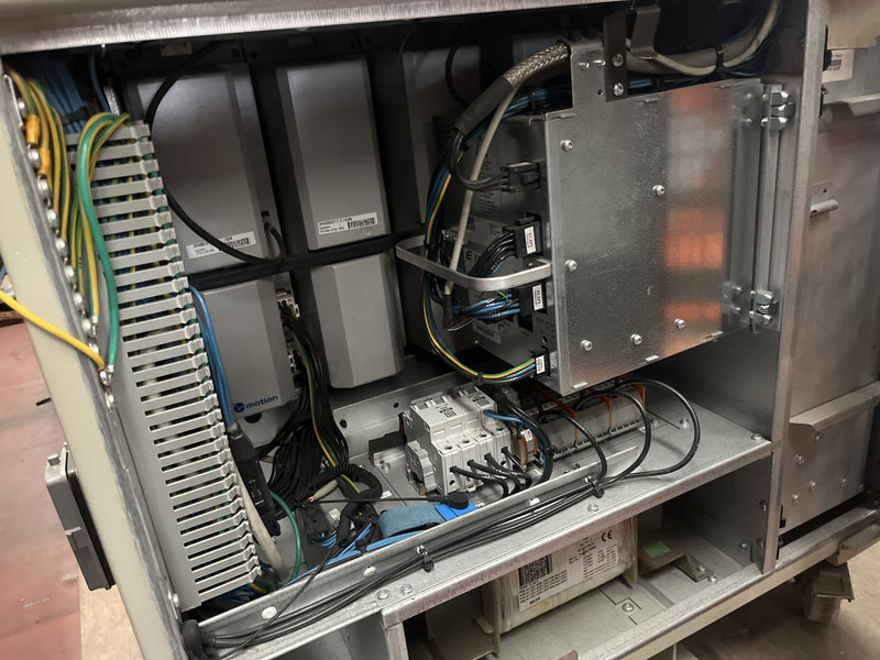 ROBOT PALLETTIZZATORE IRB640 M2000 SBRACCIO:2905 PORTATA AL POLSO:160 kg ANNO DI COSTRUZIONE:2010 PREDISPOSIZIONE:PALLETTIZZAZIONE COMPLETO DI:QUADRO ELETTRICO-CAVI DI ALIMENTAZIONE-TASTIERINO DI PROGRAMMAZIONE ROBOT RICONDIZIONATO(VERNICIATO-OLII DEI RIDUTTORI SOSTITUITI-BATTERIE A TAMPONE SOSTITUITE)