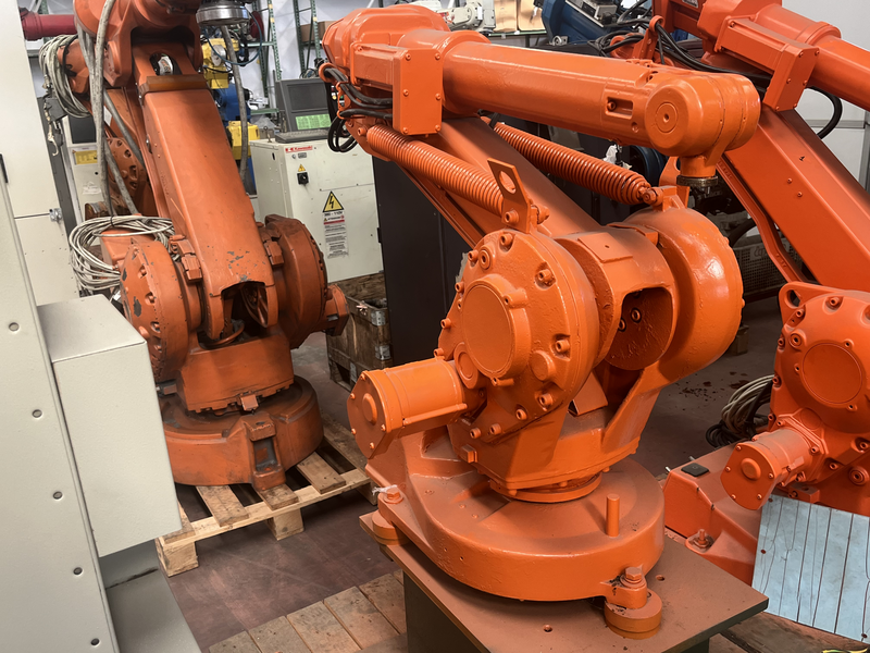 ROBOT ANTROPOMORFO IRB 1400 ;ASSI:6; SBRACCIO:1440 MM ; PORTATA AL POLSO:5 KG ;PREDISPOSIZIONE:MANIPOLAZIONE ;ANNO DI COSTRUZIONE:2004 ;COMPLETO DI:CAVI DI ALIMENTAZIONE;QUADRO ELETTRICO TIPO: M2000 S4C PLUS TASTIERINO DI PROGRAMMAZIONE ROBOT RICONDIZIONATO(RIVERNICIATO,OLII DEI RIDUTTORI CAMBIATI,BATTERIE A TAMPONE SOSTITUITE) IRB 1400