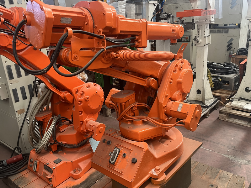 ROBOT ANTROPOMORFO IRB 1400 ;ASSI:6; SBRACCIO:1440 MM ; PORTATA AL POLSO:5 KG ;PREDISPOSIZIONE:MANIPOLAZIONE ;ANNO DI COSTRUZIONE:2004 ;COMPLETO DI:CAVI DI ALIMENTAZIONE;QUADRO ELETTRICO TIPO: M2000 S4C PLUS TASTIERINO DI PROGRAMMAZIONE ROBOT RICONDIZIONATO(RIVERNICIATO,OLII DEI RIDUTTORI CAMBIATI,BATTERIE A TAMPONE SOSTITUITE)