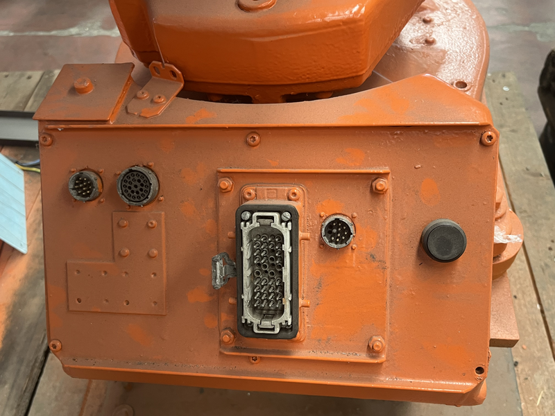 ROBOT ANTROPOMORFO IRB 1400 ;ASSI:6; SBRACCIO:1440 MM ; PORTATA AL POLSO:5 KG ;PREDISPOSIZIONE:MANIPOLAZIONE ;ANNO DI COSTRUZIONE:2004 ;COMPLETO DI:CAVI DI ALIMENTAZIONE;QUADRO ELETTRICO TIPO: M2000 S4C PLUS TASTIERINO DI PROGRAMMAZIONE ROBOT RICONDIZIONATO(RIVERNICIATO,OLII DEI RIDUTTORI CAMBIATI,BATTERIE A TAMPONE SOSTITUITE)