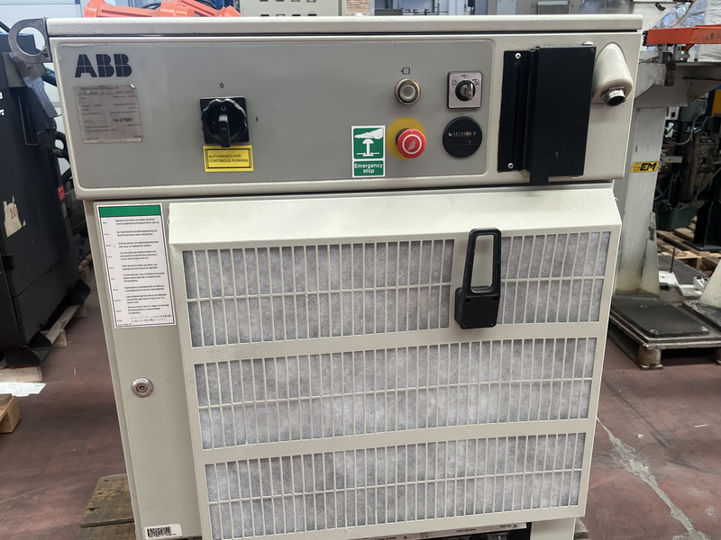 ROBOT ANTROPOMORFO IRB 1400 ;ASSI:6; SBRACCIO:1440 MM ; PORTATA AL POLSO:5 KG ;PREDISPOSIZIONE:MANIPOLAZIONE ;ANNO DI COSTRUZIONE:2004 ;COMPLETO DI:CAVI DI ALIMENTAZIONE;QUADRO ELETTRICO TIPO: M2000 S4C PLUS TASTIERINO DI PROGRAMMAZIONE ROBOT RICONDIZIONATO(RIVERNICIATO,OLII DEI RIDUTTORI CAMBIATI,BATTERIE A TAMPONE SOSTITUITE)