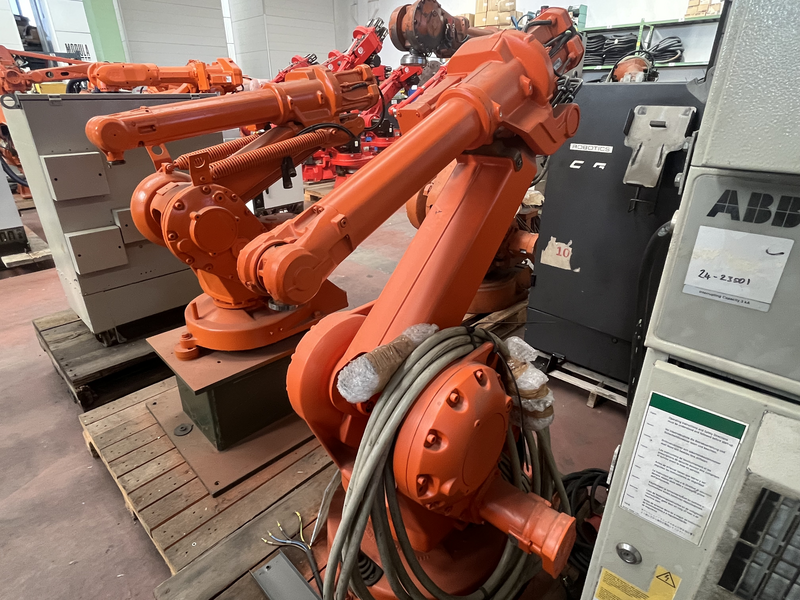 ROBOT ANTROPOMORFO IRB 2400; ASSI:6; SBRACCIO:1550 MM ;PORTATA AL POLSO:16 KG ;PREDISPOSIZIONE:MANIPOLAZIONE ;ANNO DI COSTRUZIONE:2007 ;COMPLETO DI:CAVI DI ALIMENTAZIONE;QUADRO ELETTRICO TIPO:S4C M98 TASTIERINO DI PROGRAMMAZIONE ROBOT RICONDIZIONATO(RIVERNICIATO,OLII DEI RIDUTTORI CAMBIATI,BATTERIE A TAMPONE SOSTITUITE)