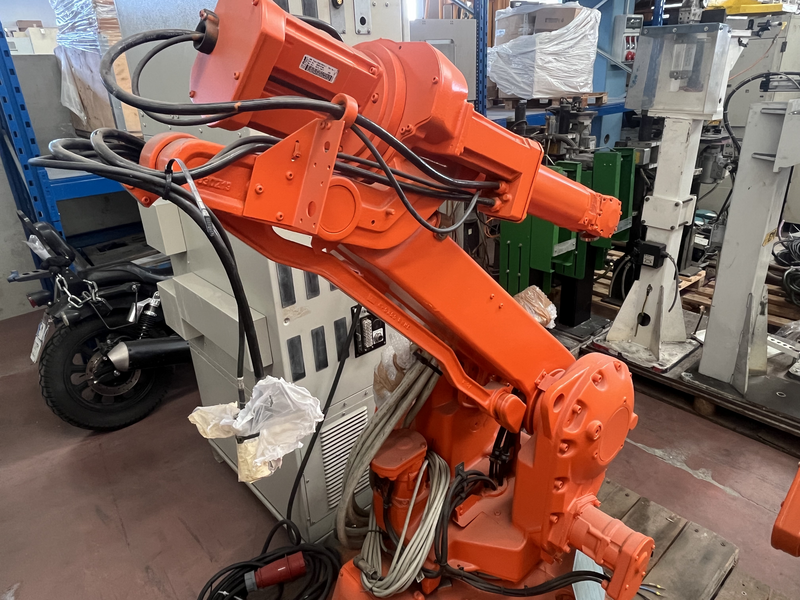 ROBOT ANTROPOMORFO IRB 2400; ASSI:6; SBRACCIO:1550 MM ;PORTATA AL POLSO:16 KG ;PREDISPOSIZIONE:MANIPOLAZIONE ;ANNO DI COSTRUZIONE:2007 ;COMPLETO DI:CAVI DI ALIMENTAZIONE;QUADRO ELETTRICO TIPO:S4C M98 TASTIERINO DI PROGRAMMAZIONE ROBOT RICONDIZIONATO(RIVERNICIATO,OLII DEI RIDUTTORI CAMBIATI,BATTERIE A TAMPONE SOSTITUITE)